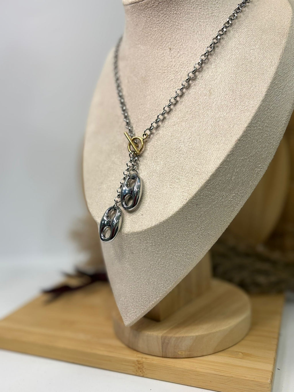 Bianca collar